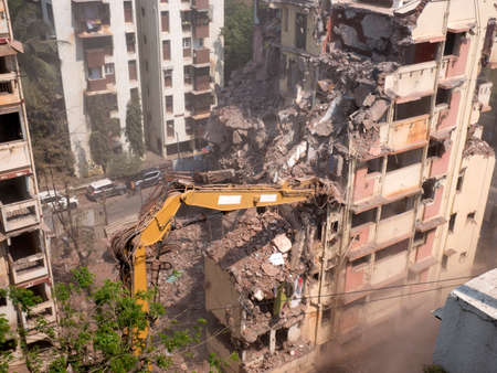 Building demolition machines working at Bandra Mumbai state Maharashtra India 03 26 2022のeditorial素材