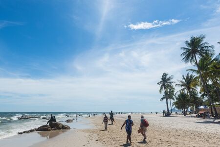 The traveler on the beach at "HUA HIN" beach Thailand 27 November 2016のeditorial素材