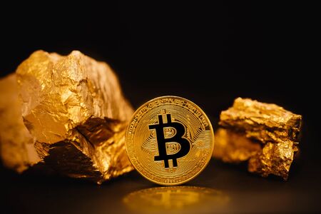 Banner Bitcoin. Bitcoin on Golden gold nugget background. Finance conceptの写真素材