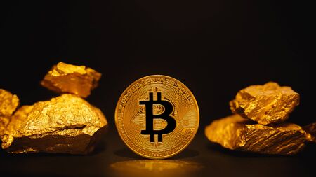 Banner Bitcoin. Bitcoin on Golden gold nugget background. Finance conceptの写真素材