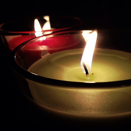 red mixed berry and green apple aroma candle. の素材
