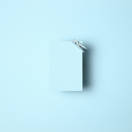 Blue memo pad, sticky note on blue backgroundの写真素材