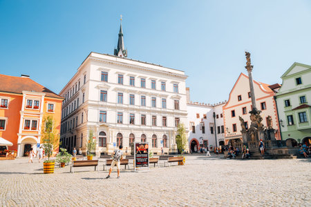 Cesky Krumlov, Czech - August 28, 2016: Fountain and Plague Column and old buildings at Namesti Svornosti main squareのeditorial素材