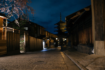 Yasaka Pagoda and Sannen Zaka street night view in Kyoto, Japanのeditorial素材