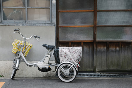 Bicycle in front of old Japanese houseのeditorial素材