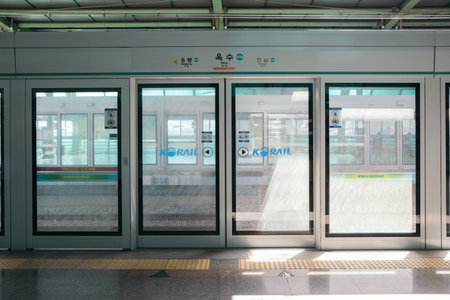 Seoul, Korea - April 10, 2017 : Oksu station platform screen doorのeditorial素材