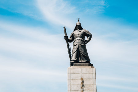Seoul, Korea - May 7, 2016 : Admiral Yi Sun-Shin statue at Gwanghwamun squareのeditorial素材