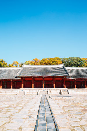 Jongmyo Shrine with autumn maple in Seoul, Koreaのeditorial素材