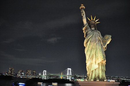Night time at Statue of Liberty in Tokyo Japanのeditorial素材