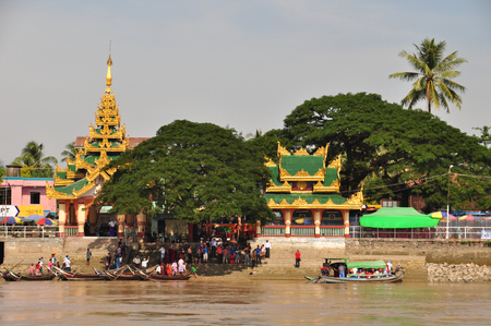 Thanlyin, Myanmar - 30 November 2015 : Unidentifie tourists take the boat to reach the Kyaik Hmaw Wun Ye Lai Pagoda in Myanmar.のeditorial素材