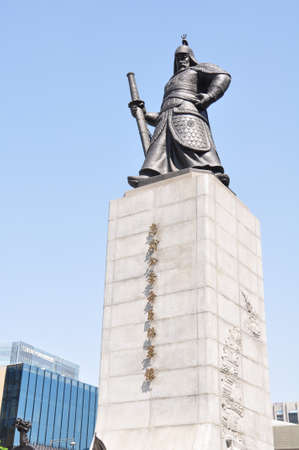 Statue of the Admiral Yi Sun-Sin in downtown Seoul, South Koreaのeditorial素材