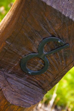 The letter eight on a post in grass.の写真素材
