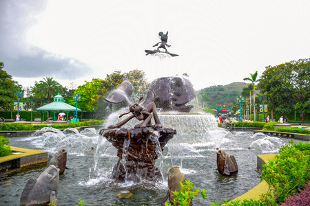 HONG KONG DISNEYLAND - MAY 2015: Statue fountain at the entrance of the parkのeditorial素材