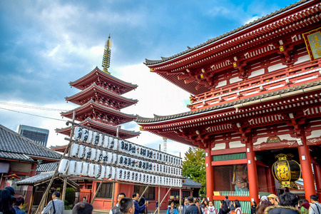TOKYO, JAPAN: Series of Japanese lanterns in Senso-ji temple located at Asakusa area, Tokyo, Japanのeditorial素材