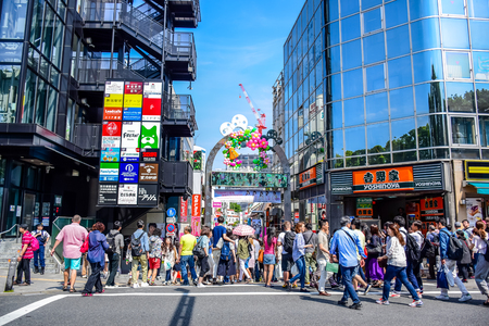 TOKYO, JAPAN: People are shopping at Takeshita street, a famous shopping street lined with fashion boutiques, cafes and restaurants in Harajuku in Tokyo, Japanのeditorial素材