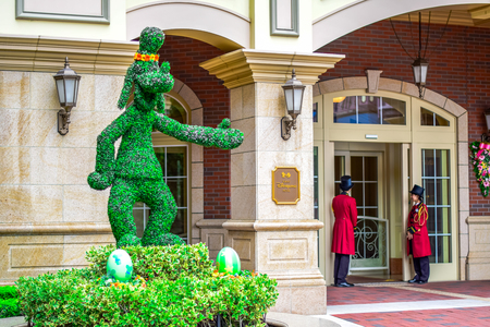 CHIBA, JAPAN: Goofy welcome guests at the entrance of Tokyo Disneyland Hotel located in Tokyo Disney Resort, Urayasu, Chiba, Japanのeditorial素材