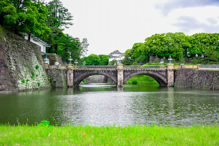 Seimon Ishibashi (Nijubashi) Bridge, the Tokyoâs most famous bridge at the Imperial Palace in Tokyo, Japanのeditorial素材