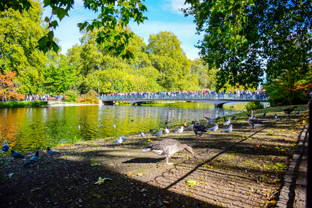 Tourists crossing the bridge over the St James's Park Lake in St James's Park, London, England, United Kingdomのeditorial素材