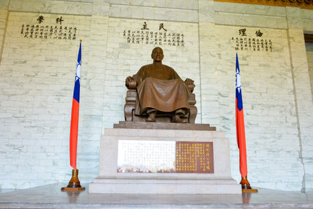 TAIPEI, TAIWAN, APRIL 16, 2023: The great giant bronze statue of Chiang Kai-shek in the main chamber of the Chiang Kai-shek Memorial Hall, Taipei, Taiwanのeditorial素材