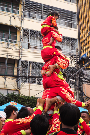 Bangkok, 16 February, 2018 â Thailand's biggest Chinese New Year celebration in Bangkok's Chinatown on Yaowarat Road, with cultural displays and fun performances chinese Lion \ Dragon Dance \ Chinese Lunar New Year Paradeのeditorial素材