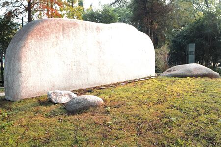Empty space  for white Stone Tablet on Rock .engrave the name text information in public area .Park or entranceの写真素材