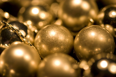These are gold glossy and matt balls on chain