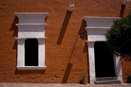 One of the buildings on the territory of Monasterio de Santa Catalina in Arequipa, Peruの写真素材