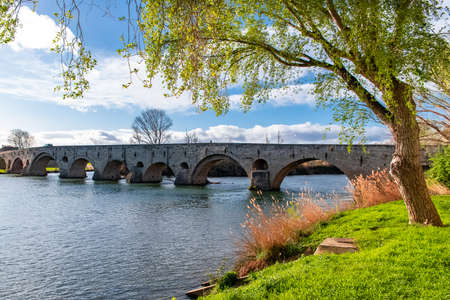 BÃ©ziers in France, the Pont Vieux, ancient bridge on the river Orbの写真素材