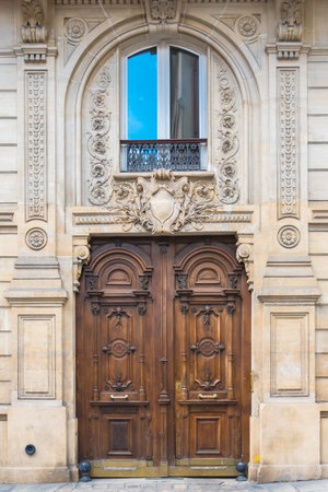 Paris, an old wooden door, typical building in the Maraisのeditorial素材