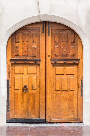 Paris, an old wooden door, typical building in the Maraisのeditorial素材