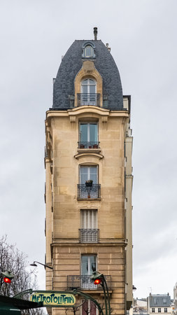 Paris, narrow building boulevard Parmentier, typical parisian facade.のeditorial素材