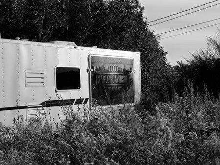 Abandoned caravan in the countryside. Black and white photos.のeditorial素材