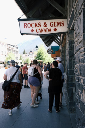 Tourists visiting downtown Banff with Rocks and Gems store signのeditorial素材