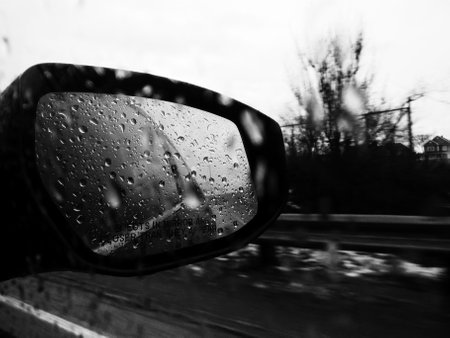 Rain drops on the car's side mirror. Black and white photos.の写真素材