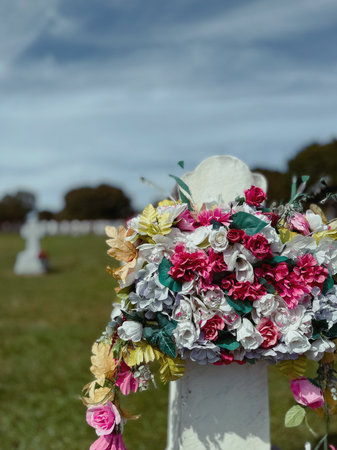 Flowers on a cross in a cemetery in Quebec.の写真素材