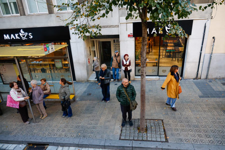 People waiting for the bus in Barcelona.のeditorial素材