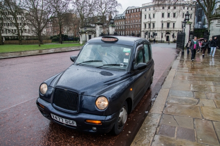 Traditional black cab parked next to Buckingham Palace, London, UKのeditorial素材