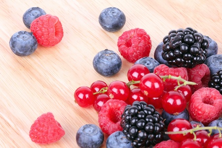 Berries on wooden mat, closeupの写真素材
