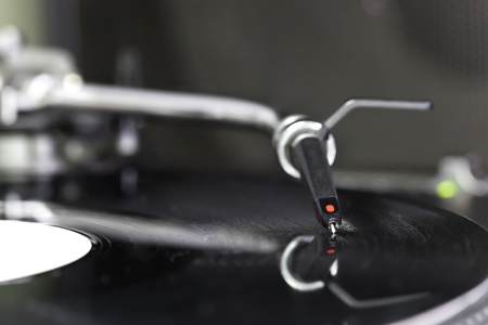 Dj turntable needle and on vinyl record 
の写真素材