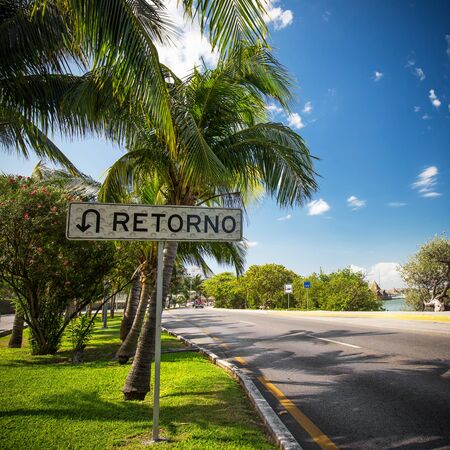 CANCUN, MEXICO - 6 MARCH 2015: Caribbean street with road sign Retornoのeditorial素材
