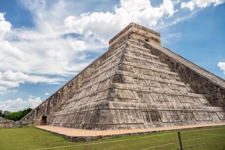 El Castillo The Kukulkan Temple of Chichen Itza mayan pyramid in Yucatan Mexicoのeditorial素材