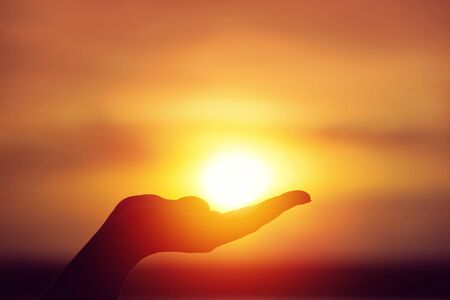 Sun on female hand. Silhouette of hand holding sun
の写真素材