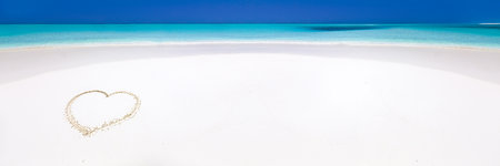 Heart shape drawing on white sandy beach near tropical sea, travel concept and romantic card. Long bannerの写真素材