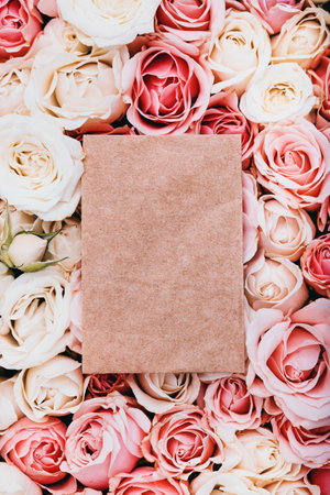 Empty craft paper invitation with copy space on roses background, greeting botanical card, mock-upの写真素材