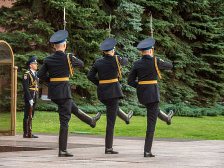 MOSCOW, RUSSIA - SEPTEMBER 02, 2016: Hourly change of the Presidential guard of Russia at the Tomb of Unknown soldier and Eternal flame in Alexander garden near Kremlin wallのeditorial素材