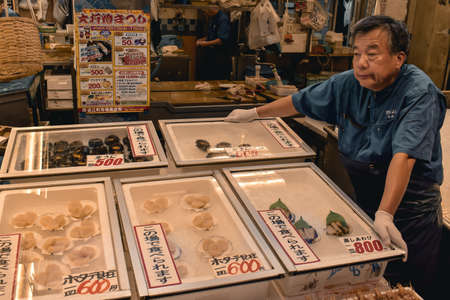 Japanese salesman selling seafood at fish market in Kanazawa Japanのeditorial素材