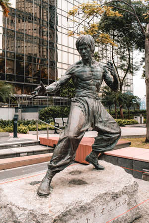 Bruce Lee statue in garden of stars in Hong Kongのeditorial素材