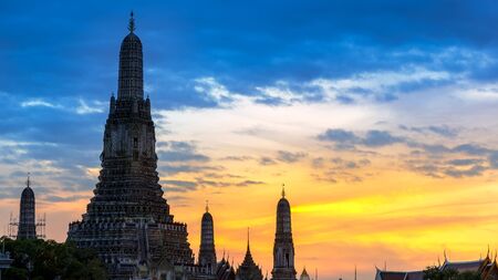 Wat arun in sunsetの写真素材