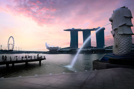 Merlion fountain and marina bay in the morning, Singaporeのeditorial素材