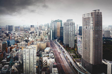 Dense buildings in Minato-ku, Tokyo Japan with Tokyo Sky tree visible on the horizon.のeditorial素材